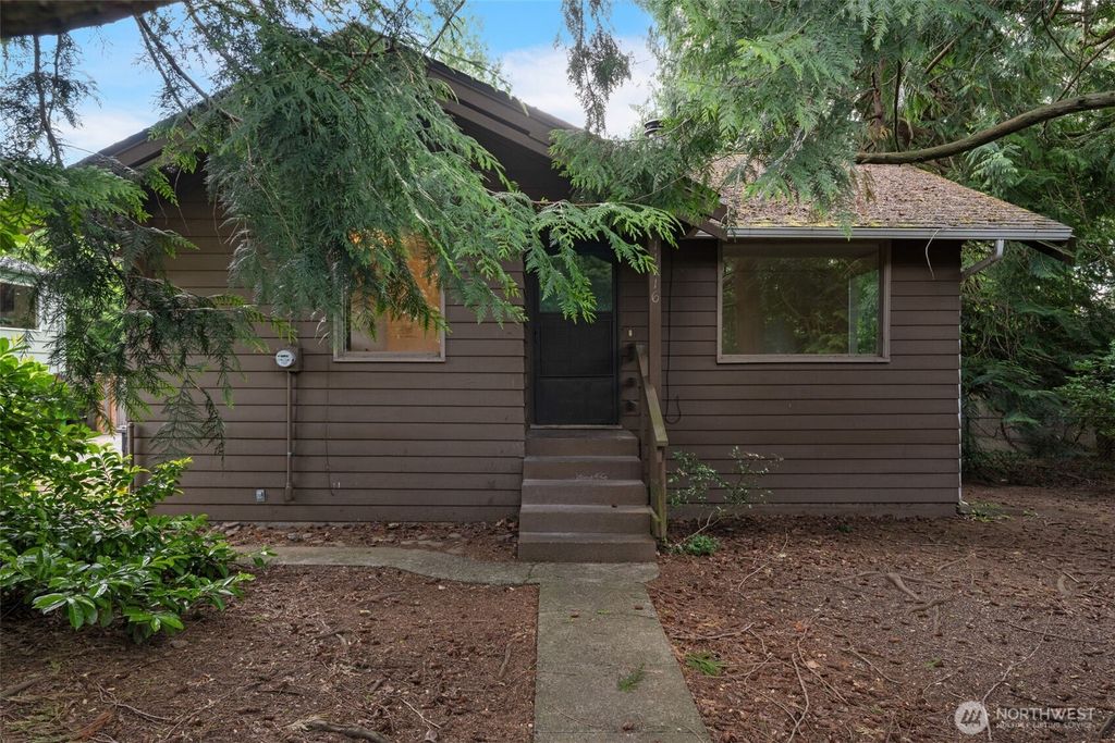 Photo of 11716 16th Avenue NE, Seattle, WA 98125 (MLS # 2390703)