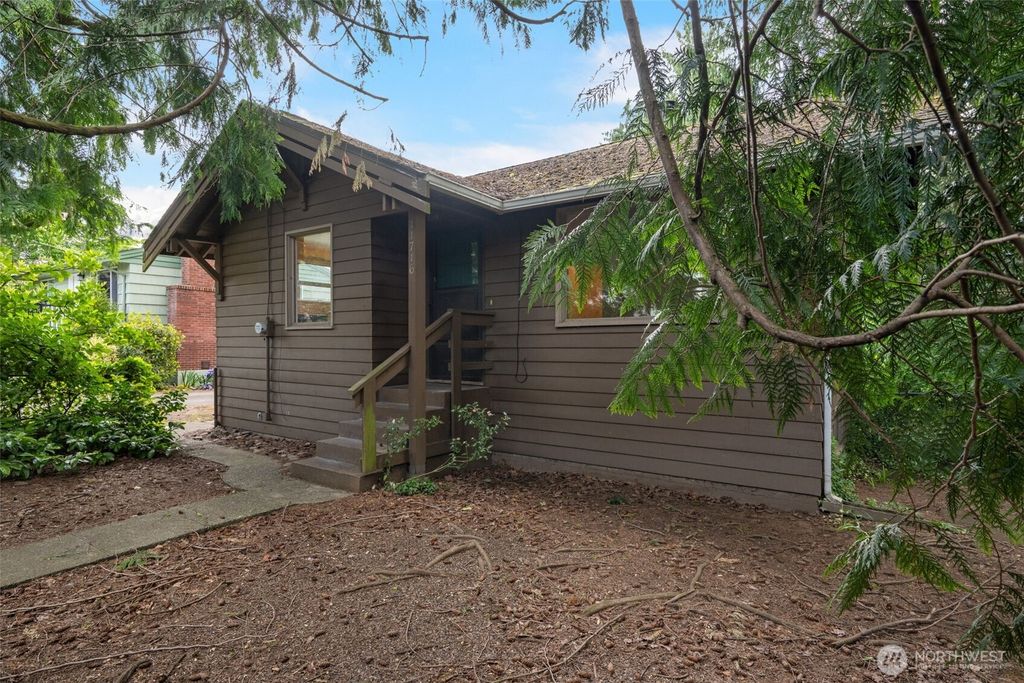 Photo of 11716 16th Avenue NE, Seattle, WA 98125 (MLS # 2390703)