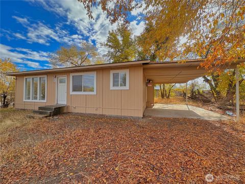 Photo of 324 Railroad Avenue, Omak, WA 98841 (MLS # 2448711)