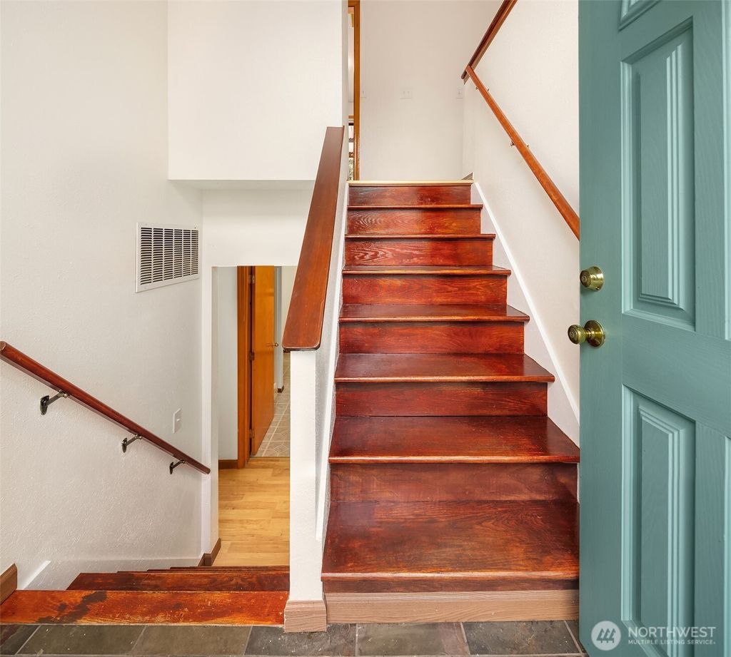 Photo of 1002 S 194th Street, SeaTac, WA 98148 (MLS # 2483060)