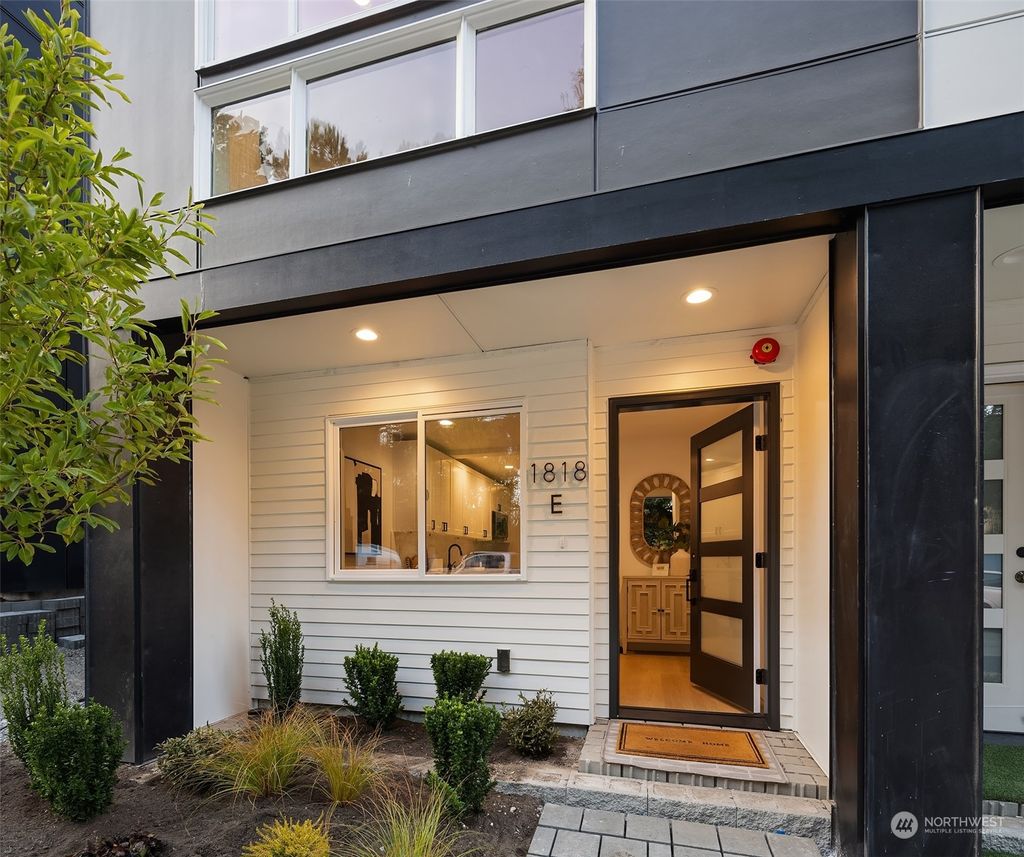 Photo of 1818 E NW 89th Street, Seattle, WA 98117 (MLS # 2155180)