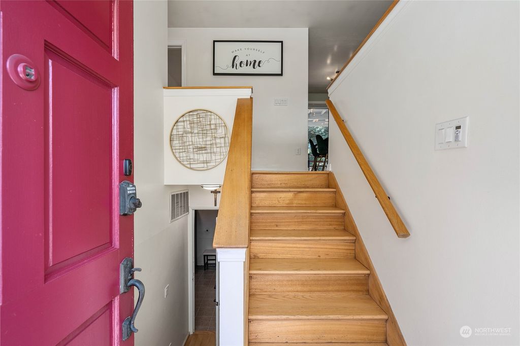 Photo of 922 SW 106th Street, Seattle, WA 98146 (MLS # 2138025)