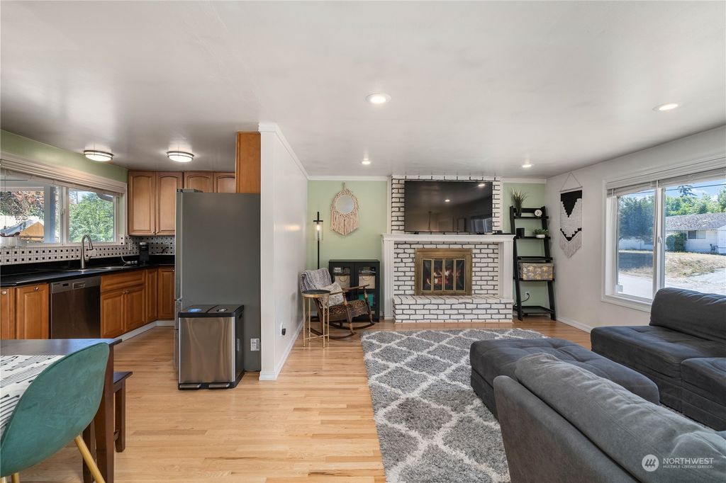 Photo of 922 SW 106th Street, Seattle, WA 98146 (MLS # 2138025)