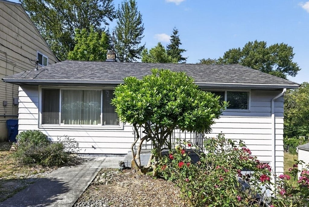 Photo of 2854 S Juneau Street, Seattle, WA 98108 (MLS # 2574729)