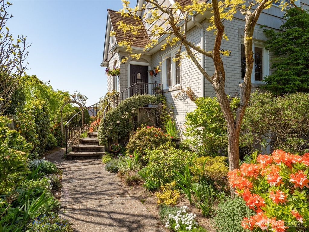 Photo of 7007 35th Avenue NW, Seattle, WA 98117 (MLS # 2366074)