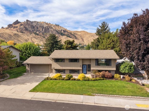 Photo of 1308 Wedgewood Avenue, Wenatchee, WA 98801 (MLS # 2592108)