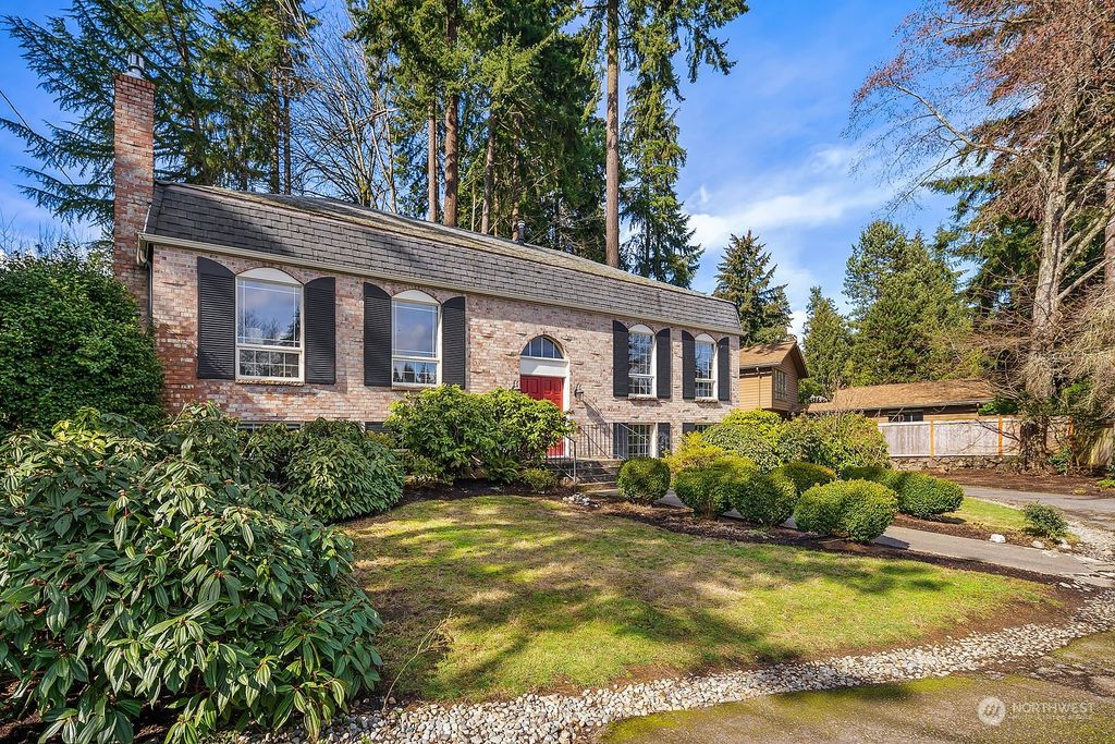 Photo of 9220 SE 59th Street, Mercer Island, WA 98040 (MLS # 2041258)