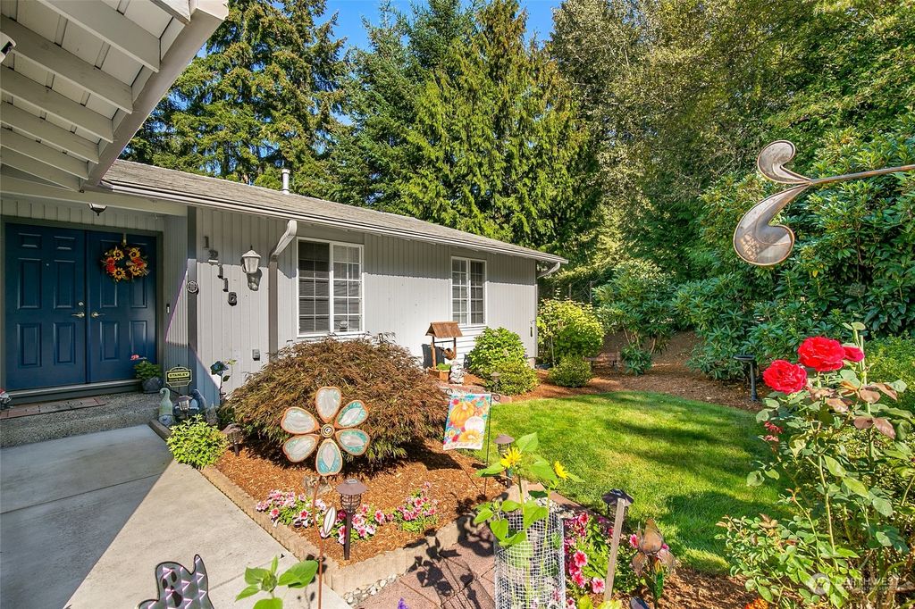 Photo of 12116 NE 68th Place, Kirkland, WA 98033 (MLS # 2043125)