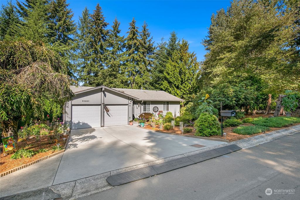 Photo of 12116 NE 68th Place, Kirkland, WA 98033 (MLS # 2043125)