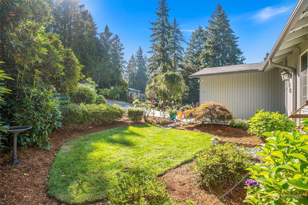 Photo of 12116 NE 68th Place, Kirkland, WA 98033 (MLS # 2043125)