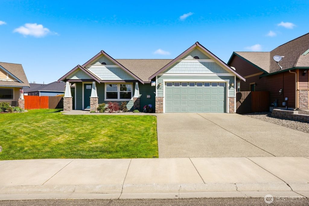 Photo of 607 W Lilac Way, Ellensburg, WA 98926 (MLS # 2513765)