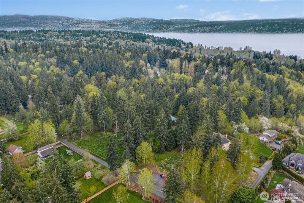 Photo of 505 208th Avenue SE, Sammamish, WA 98074 (MLS # 2432497)
