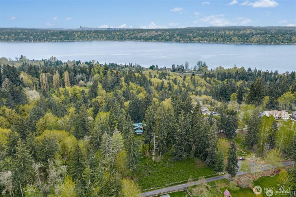 Photo of 505 208th Avenue SE, Sammamish, WA 98074 (MLS # 2432497)