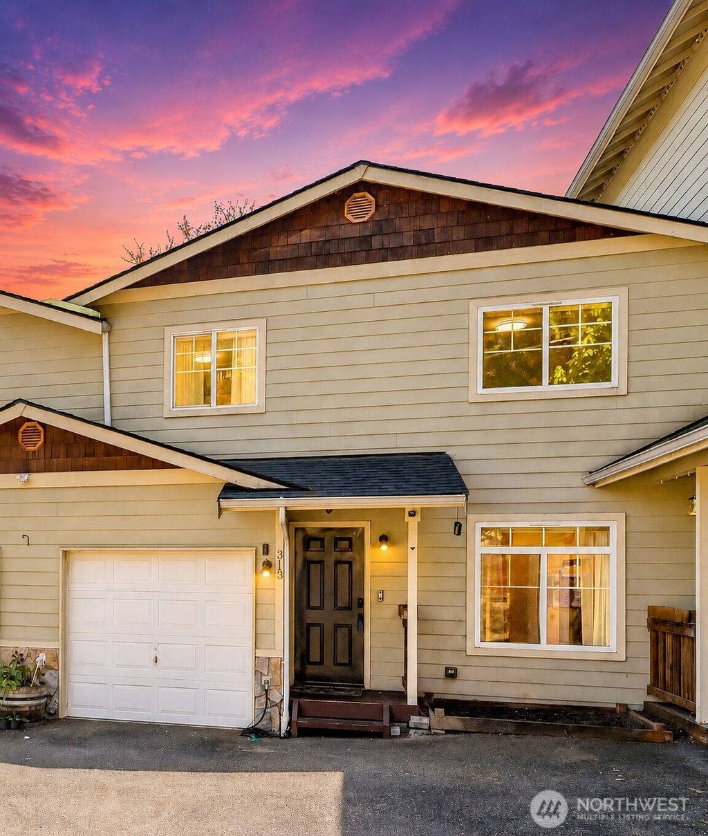 Photo of 313 10th st ST #2B, Snohomish, WA 98290 (MLS # 2525855)