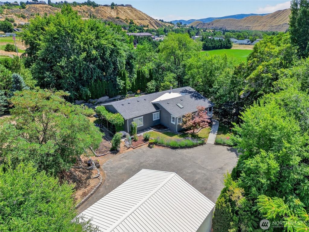 Photo of 1800 Lower Monitor Road, Wenatchee, WA 98801 (MLS # 2553925)