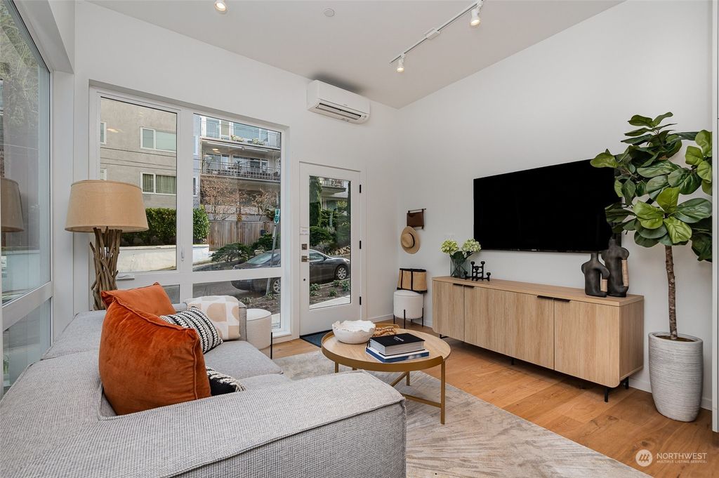 Photo of 637 13th Avenue E, Seattle, WA 98102 (MLS # 2323514)