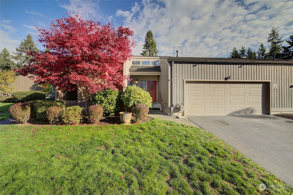 Photo of 2015 210th Circle NE #B31, Sammamish, WA 98074 (MLS # 2180742)