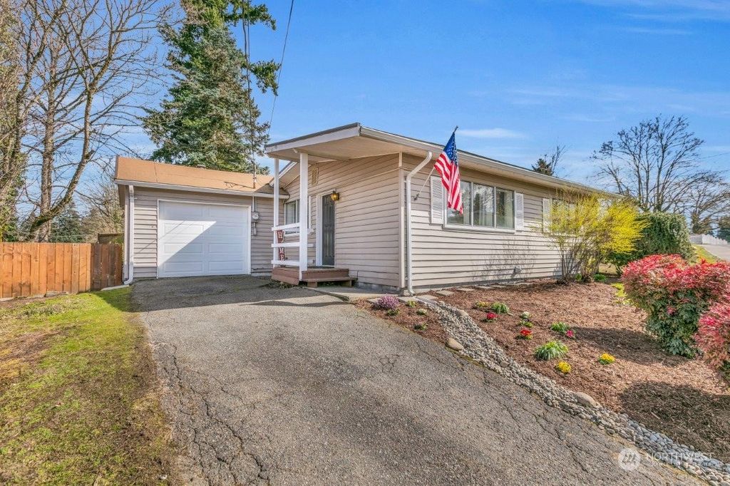 Photo of 636 Ferndale Avenue NE, Renton, WA 98056 (MLS # 2210652)