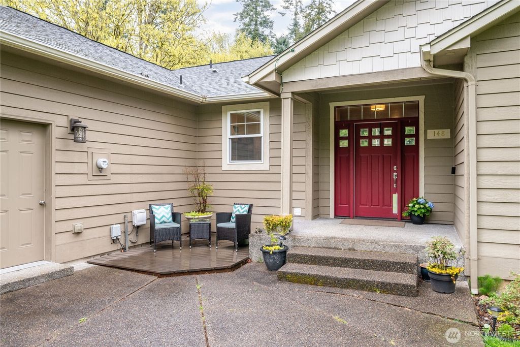 Photo of 148 W Canyon View Drive, Longview, WA 98632 (MLS # 2508221)