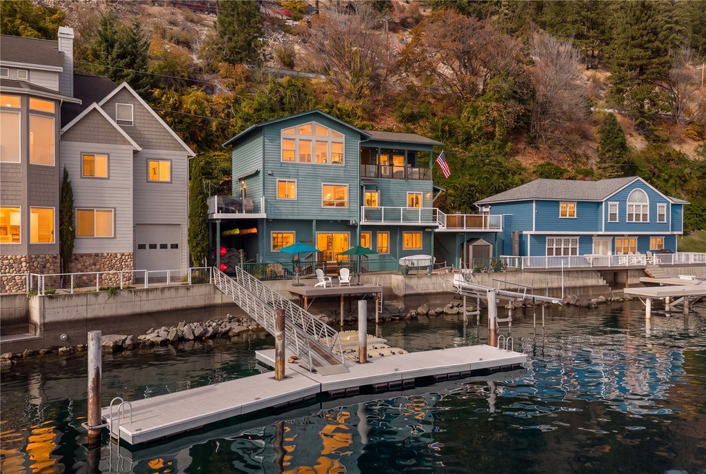 Photo of 9810 S Lakeshore Road, Chelan, WA 98816 (MLS # 2597382)