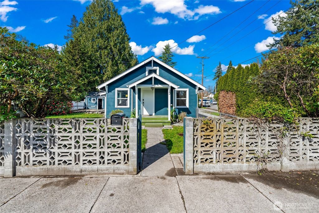 Photo of 102 12th Street SW, Puyallup, WA 98371 (MLS # 2509240)