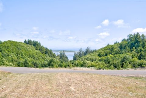Photo of 32 XX Discovery Heights, Ilwaco, WA 98624 (MLS # 2137337)