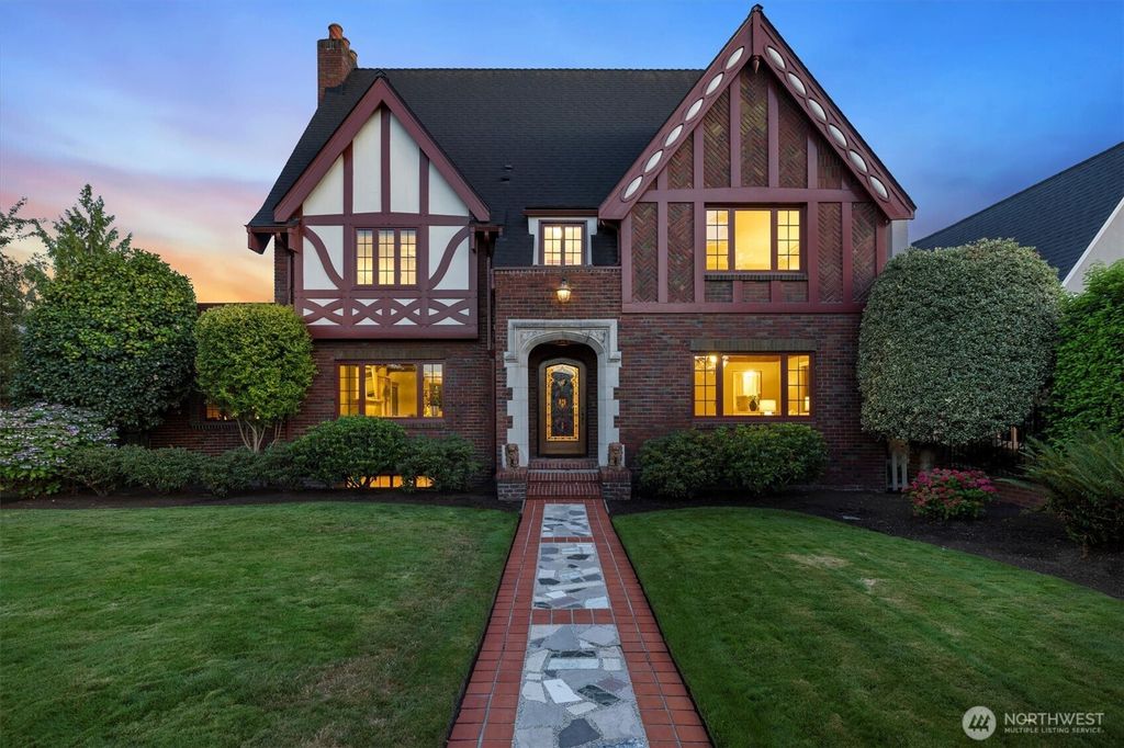 Photo of 2231 E Lake Washington Boulevard, Seattle, WA 98112 (MLS # 2343129)