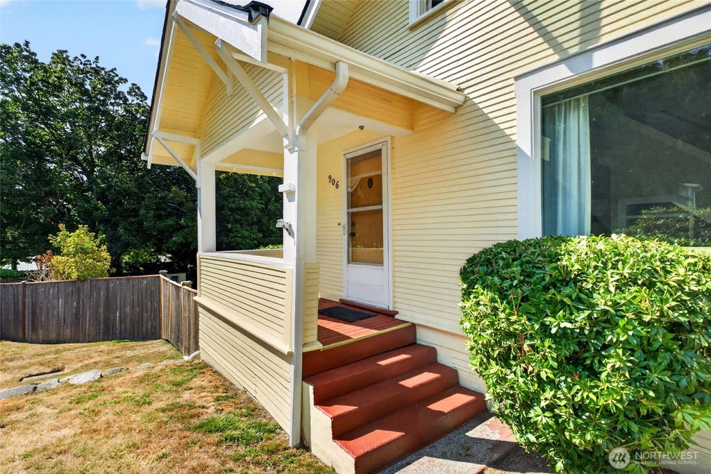 Photo of 906 SW 130th Street, Burien, WA 98146 (MLS # 2567601)