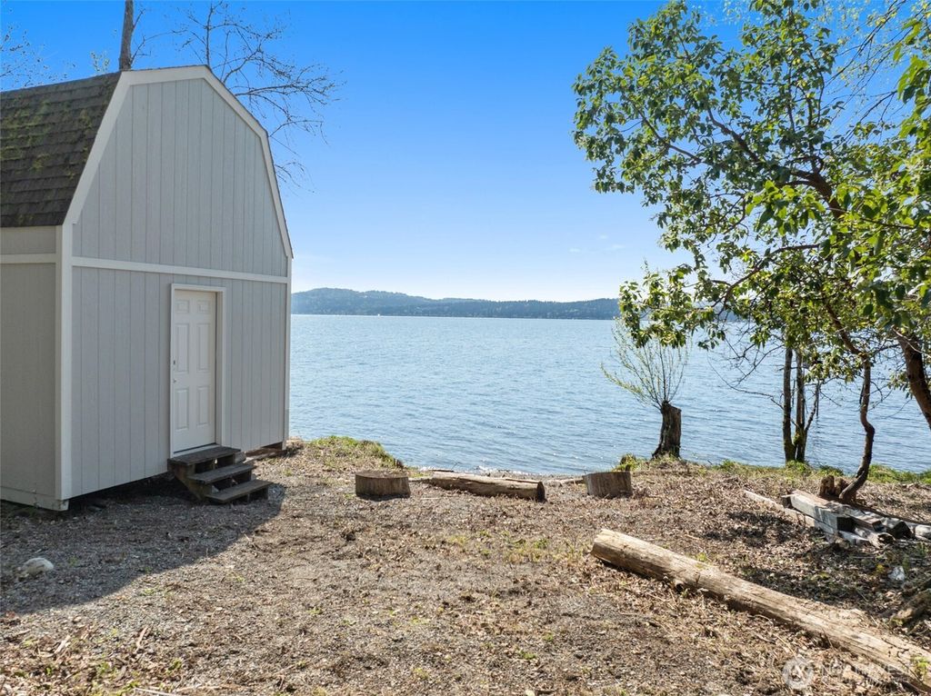 Photo of 357530014 E Lake Sammamish, Sammamish, WA 98074 (MLS # 2361573)