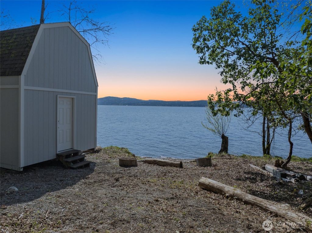 Photo of 357530014 E Lake Sammamish, Sammamish, WA 98074 (MLS # 2361573)