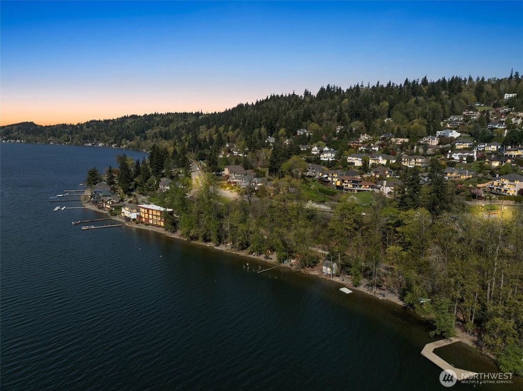 Photo of 357530014 E Lake Sammamish, Sammamish, WA 98074 (MLS # 2361573)