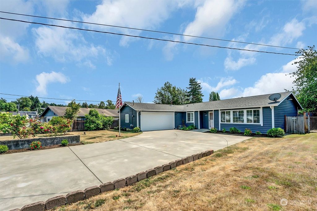 Photo of 1617 S 244th Place, Des Moines, WA 98198 (MLS # 2276059)