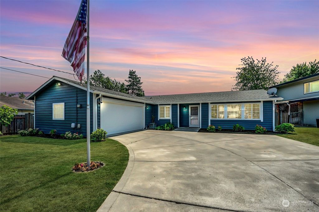 Photo of 1617 S 244th Place, Des Moines, WA 98198 (MLS # 2276059)