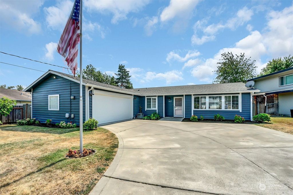 Photo of 1617 S 244th Place, Des Moines, WA 98198 (MLS # 2276059)
