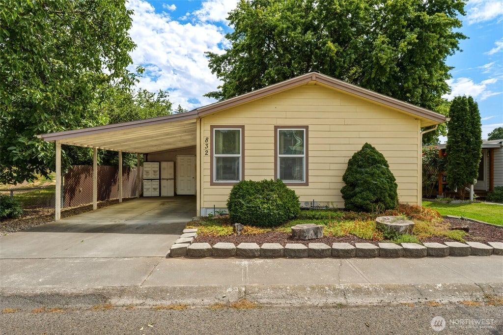 Photo of 832 SE Scenic View Drive, College Place, WA 99324 (MLS # 2555154)