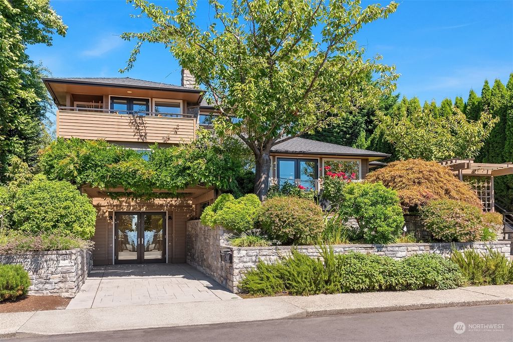 Photo of 412 11th Avenue W, Kirkland, WA 98033 (MLS # 2151887)
