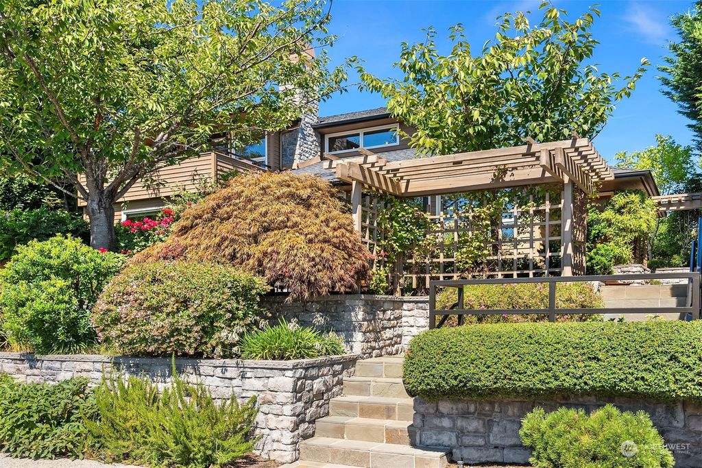 Photo of 412 11th Avenue W, Kirkland, WA 98033 (MLS # 2151887)