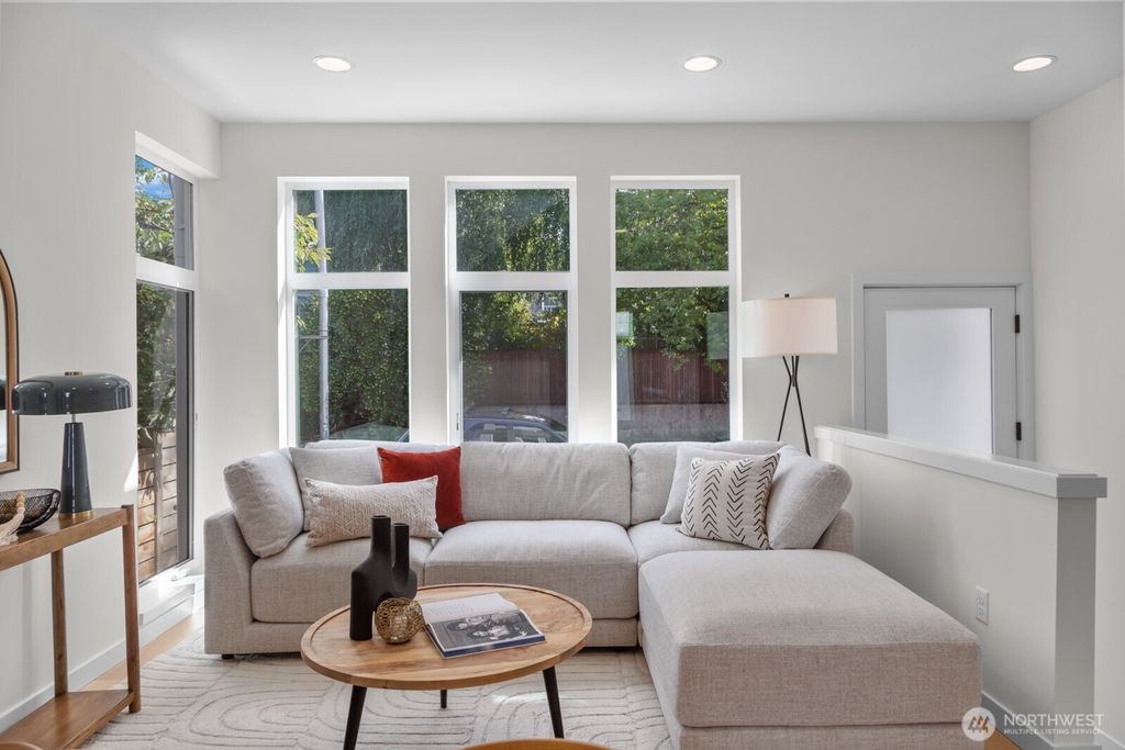 Photo of 505 11th Avenue E, Seattle, WA 98102 (MLS # 2466367)