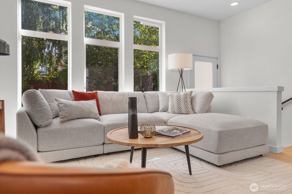 Photo of 505 11th Avenue E, Seattle, WA 98102 (MLS # 2466367)