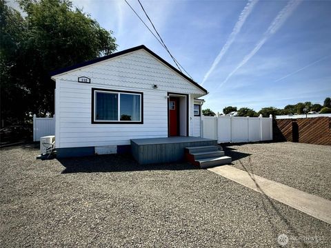 Photo of 112 SE 15th Ave, Milton-Freewater, OR 97862 (MLS # 2419668)