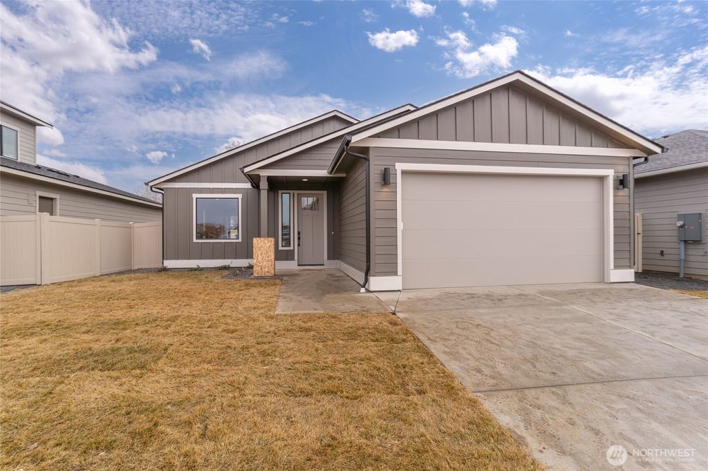 Photo of 562 S Oasis Avenue, East Wenatchee, WA 98802 (MLS # 2495610)