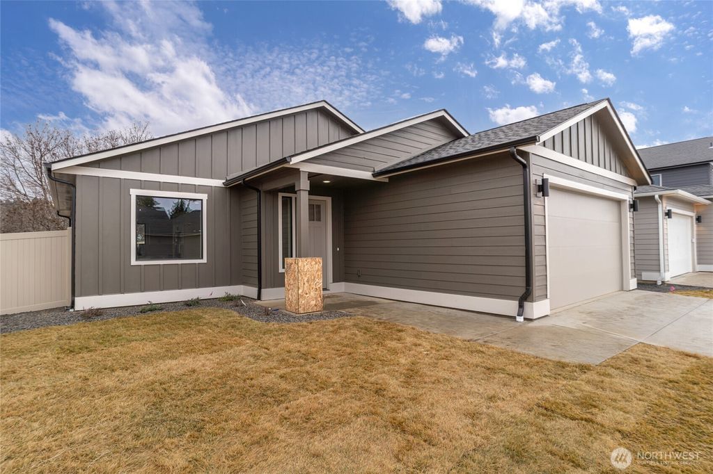 Photo of 562 S Oasis Avenue, East Wenatchee, WA 98802 (MLS # 2495610)