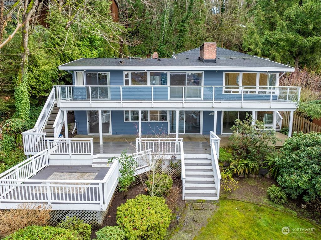 Photo of 5940 NE Arrowhead Dr Dr, Kenmore, WA 98028 (MLS # 2188673)