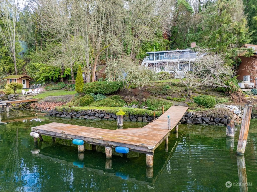 Photo of 5940 NE Arrowhead Dr Dr, Kenmore, WA 98028 (MLS # 2188673)