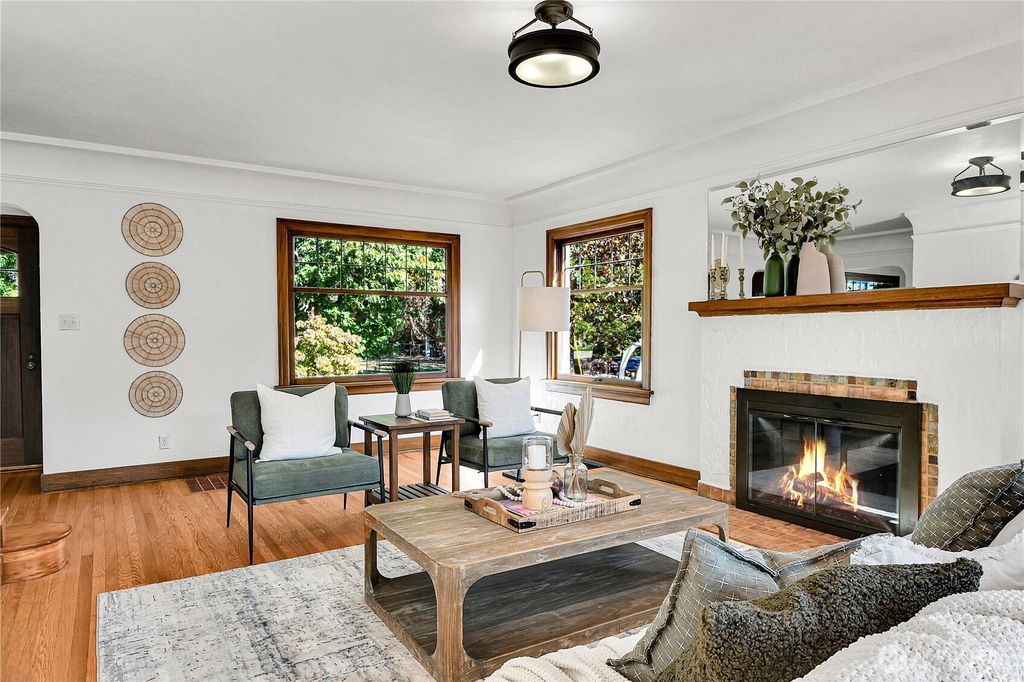 Photo of 107 W Blaine St, Seattle, WA 98119 (MLS # 2438130)