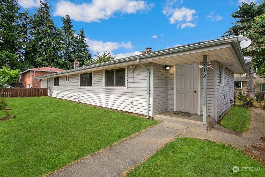 Photo of 712 S 142nd Place, Burien, WA 98168 (MLS # 2125805)