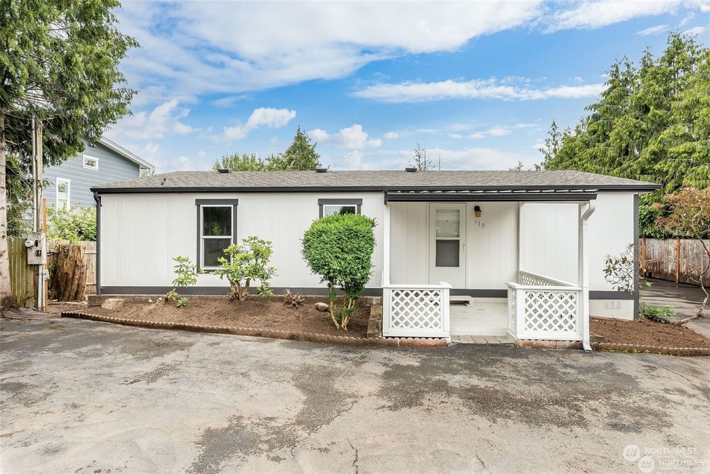 Photo of 310 4th Avenue N, Algona, WA 98001 (MLS # 2293042)