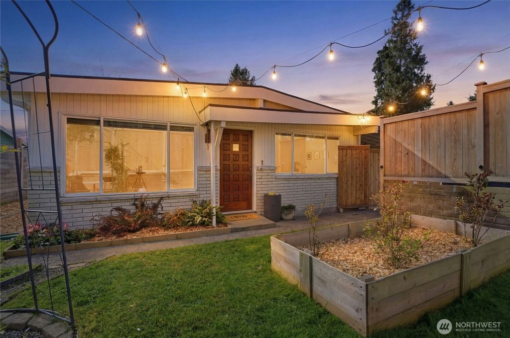 Photo of 219 SW 108th Street, Seattle, WA 98146 (MLS # 2512697)