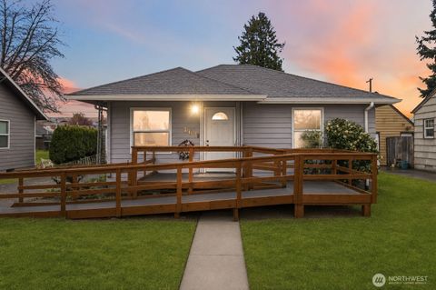Photo of 463 26th Avenue, Longview, WA 98632 (MLS # 2500151)