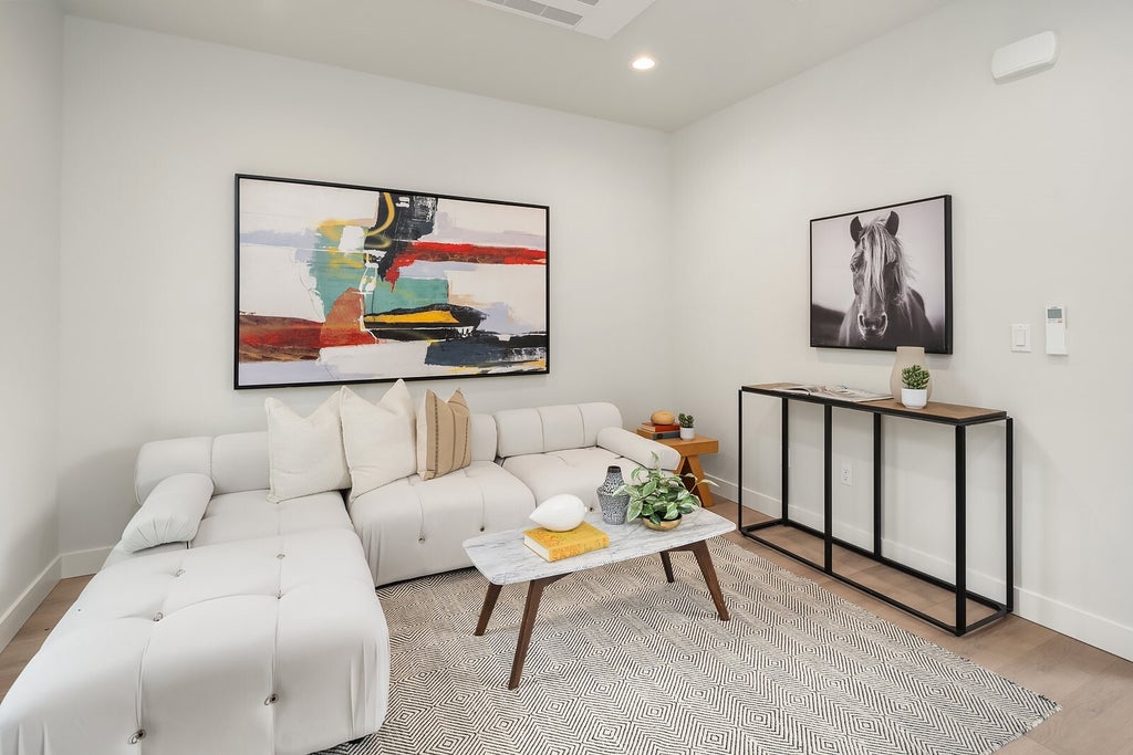 Photo of 108 29th Avenue E, Seattle, WA 98112 (MLS # 2598767)
